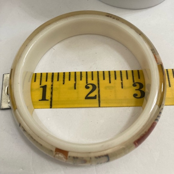 Vintage lucite cameo bangle - Picture 6 of 6